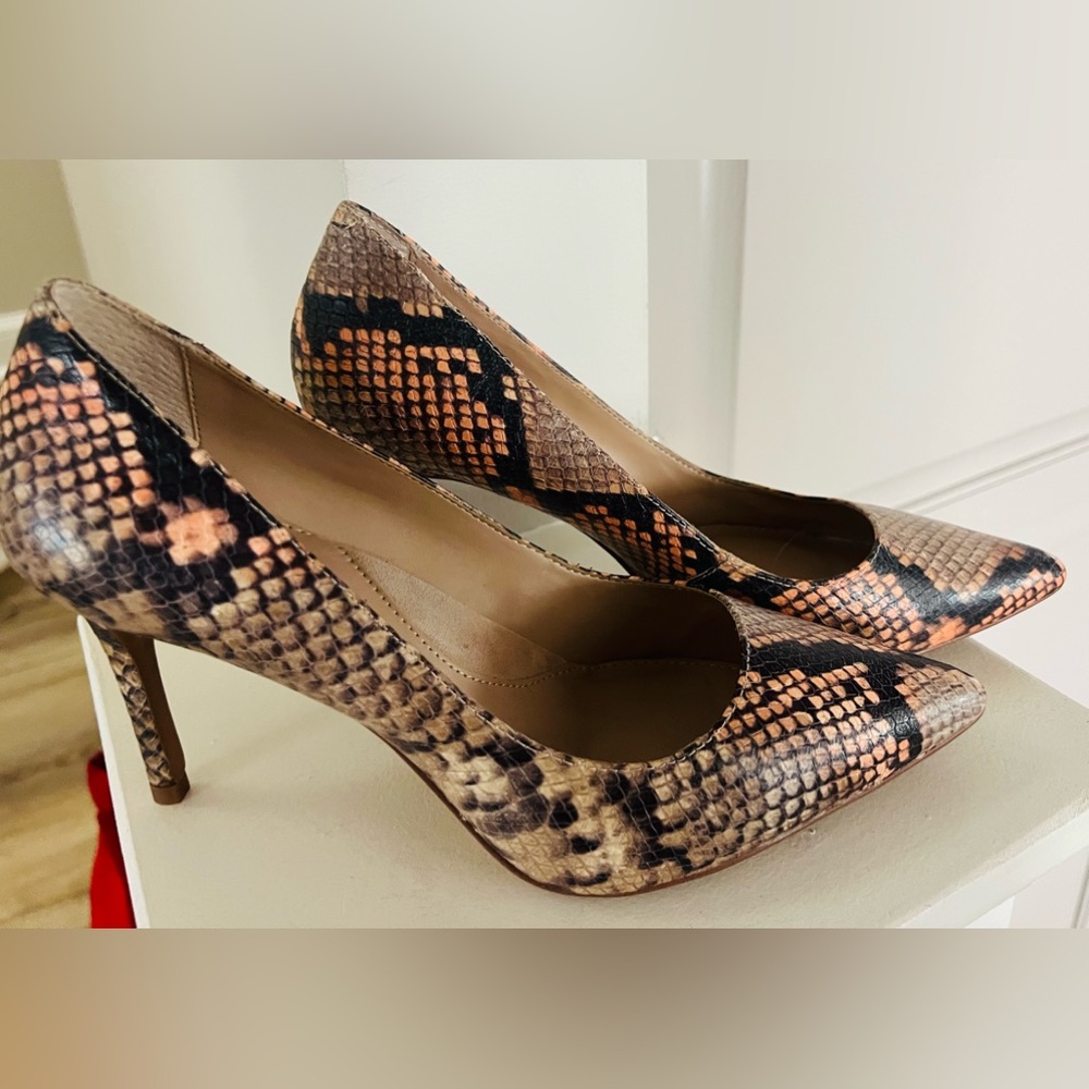 8.5 Banana Republic, exotic snake print, pumps